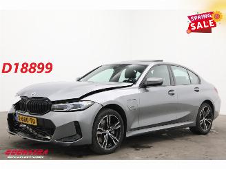 Vaurioauto  passenger cars BMW 3-serie 330E M-Sport Schuifdak H/K Memory HUD LRHZ Camera AHK 2023/3