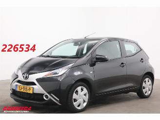 Damaged car Toyota Aygo 1.0 VVT-i x-play Aut. Airco Camera Bluetooth 98.797 km! 2016/12