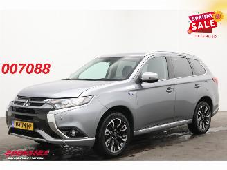 škoda osobní automobily Mitsubishi Outlander 2.0 PHEV Executive Edition 4X4 Navi Clima Cruise Camera SHZ PDC AHK 2015/12