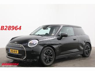 Schadeauto Mini Cooper SE Favoured M 54.2 kWh Pano LED ACC Leder Camera SHZ 2.035 km! 2026/1