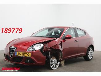 krockskadad bil auto Alfa Romeo Giulietta 1.4 T Distinctive Navi Clima Cruise SHZ PDC AHK 2012/10