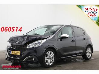 Vaurioauto  passenger cars Peugeot 208 1.2 PT Signature Navi Airco Cruise PDC 134.559 km! 2019/7