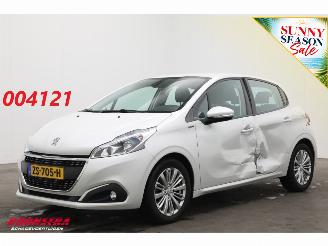 Schadeauto Peugeot 208 1.2 PT. 110 Signature Clima PDC Mirrorlink Camera 93.920 km! 2019/1