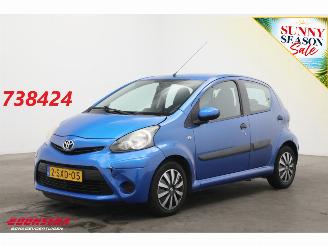 Voiture accidenté Toyota Aygo 1.0 VVT-i Now 5-drs Airco Navi Bluetooth 92.182 km! 2013/12
