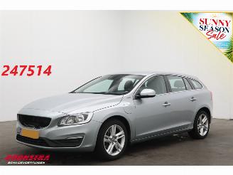 uszkodzony samochody osobowe Volvo V-60 2.4 D6 AWD Plug-In Hybrid Summum H/K Cruise Navi Clima Leder PDC 2014/11
