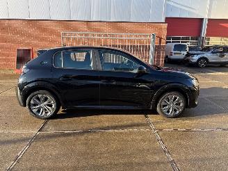 Peugeot 208  picture 8