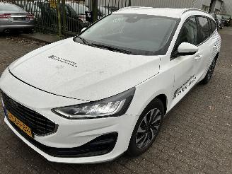 uszkodzony samochody osobowe Ford Focus 1.0 EcoBoost Hybrid Titanium  Stationcar 2023/2