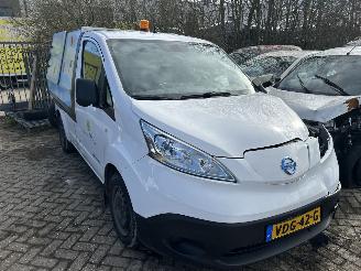 skadebil bedrijf Nissan  e-NV 200 Business met vuilniswagentje met kiepbak 2019/10