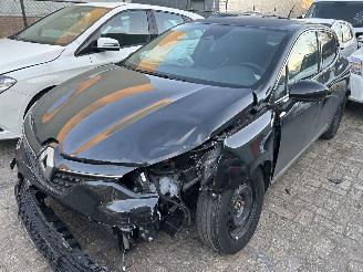 Auto incidentate Renault Clio 1.6 E-Tech Hybrid  Automaat 2022/2
