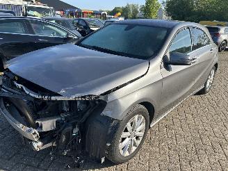 krockskadad bil auto Mercedes A-klasse 180 Ambition   (  78821 Km ) 2016/5