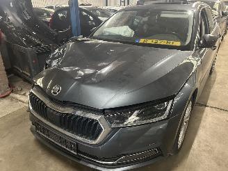 Schadeauto Skoda Octavia Stationcar 1.5 TSI e-Tec Business Edition Automaat 2022/2