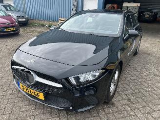 uszkodzony samochody osobowe Mercedes A-klasse 180 Business Solution AMG 2021/11