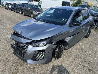 krockskadad bil auto Peugeot 208 1.2 Hybrid  Automaat Allure 2026/2