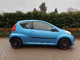 Peugeot 107 1.0-12V XR airco picture 12