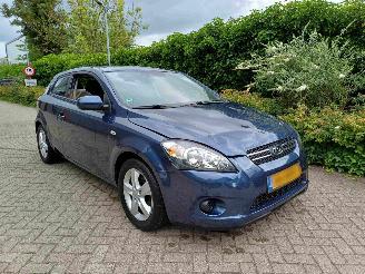 Vaurioauto  passenger cars Kia Pro cee d 1.4 CVVT X-tra 2010/11