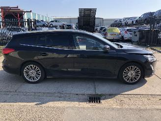 krockskadad bil auto Ford Focus 1.0 ecoboost 92kW Titanium Business 2021/1