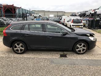 damaged passenger cars Volvo V-60 1.6i T4 Momentum Automaat 132kW E5 2011/3