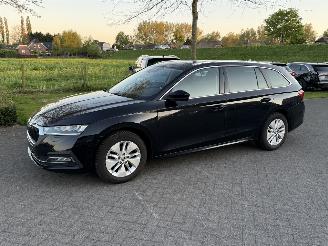 Voiture accidenté Skoda Octavia 2.0 CRTDI 110KW DSG7 CLEVER 2023/2