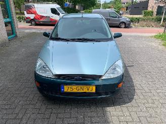 uszkodzony samochody osobowe Ford Focus 1.6 16V 2001/1