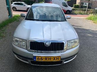 Vaurioauto  passenger cars Skoda Superb  2005/4