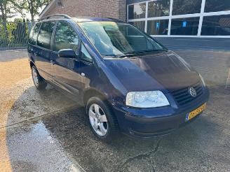 Vaurioauto  passenger cars Volkswagen Sharan  2004/1
