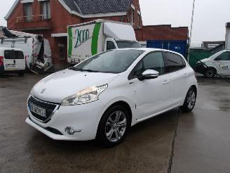 Coche accidentado Peugeot 208 STYLE 2015/4