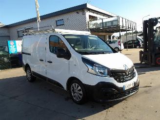 krockskadad bil bedrijf Renault Trafic  2019/8