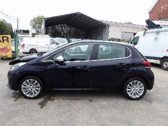 Peugeot 208  picture 9
