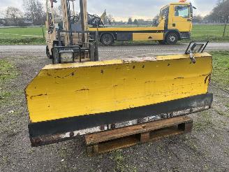 krockskadad bil machine Overige  ATKINSON-HOWIE SNEEUWPLOEG (KLEIN) KAN HYDRAULISCH NAAR 1 ZIJDE BEWEGEN 1998/1
