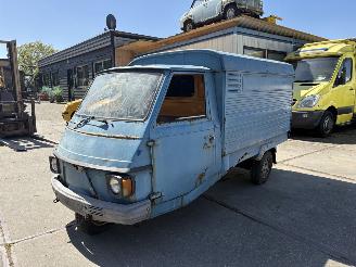 krockskadad bil brommobiel Piaggio  VESPA APECAR P2 VOOR DECORATIE 1979/1