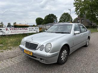 krockskadad bil auto Mercedes E-klasse 200 CDI Elegance Select automaat 2002/1