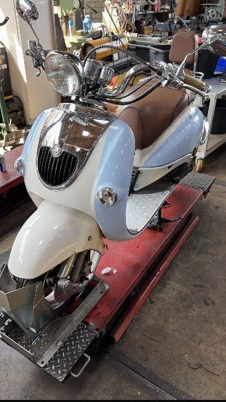 Znen ZN50QT-HS snorscooter met origineel 279 km gelopen !!!! picture 7