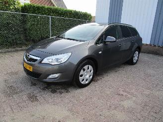 damaged passenger cars Opel Astra 2.0 CDTI Navi Clima 6-Bak 2011/10