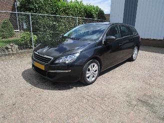 Schadeauto Peugeot 308 1.2 Navi Clima 6-Bak 2014/10