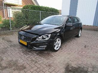 krockskadad bil auto Volvo V-60 2.4 D5 Hybride Navi Clima 2015/10