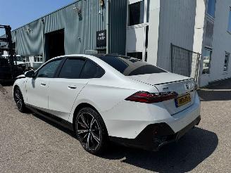 Unfallwagen BMW 5-serie 550e xDrive 375 kw bj 2025 2025/2