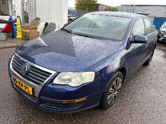 damaged passenger cars Volkswagen Passat 1.6 FSI AUTOMAAT Trendline 2007/10
