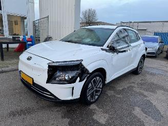 Vaurioauto  passenger cars Hyundai Kona EV Comfort AUTOMAAT 64 kWh BJ 2023 31.431 KM 2023/4