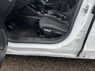 Peugeot 2008 1.2 PureTech Blue Lease Active picture 8