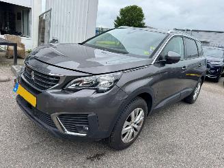 damaged passenger cars Peugeot 5008 1.2 PureTech Active 2017/6