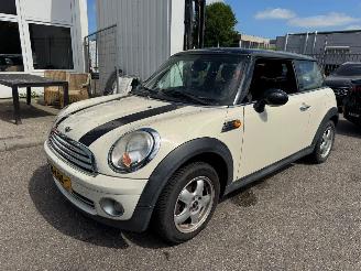 Damaged car Mini Cooper 3-Deurs 1.6 Cooper Business Line 2010/4