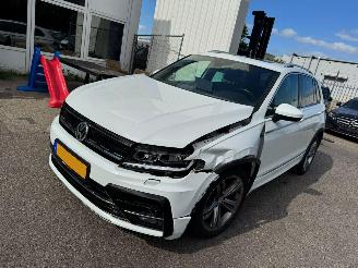 damaged passenger cars Volkswagen Tiguan 2.0 AUTOMAAT TSI 4Motion Highline Business R 2019/7