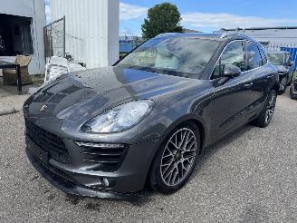 Damaged car Porsche Macan 2.0 2017/10
