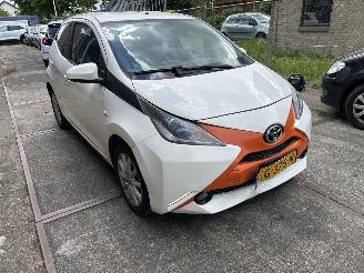 krockskadad bil auto Toyota Aygo 1.0 VVT-I X-PLAY 2015/6