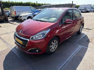 Damaged car Peugeot 208 1.2 Pure Tech Blue Lion 2017/12