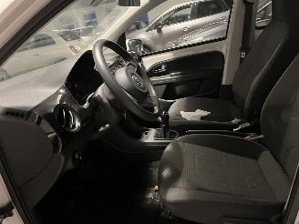 Volkswagen Up! 1.0 move up! BlueMotion picture 14