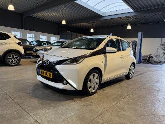 Vaurioauto  passenger cars Toyota Aygo 1.0 VVT-i x-wave 2017/4