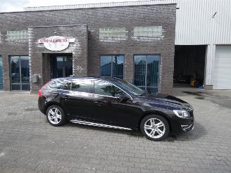 Unfallwagen Volvo V-60 PLUG IN HYBRID 2.4 D6 AWD Pl.i Sum. 2014/2