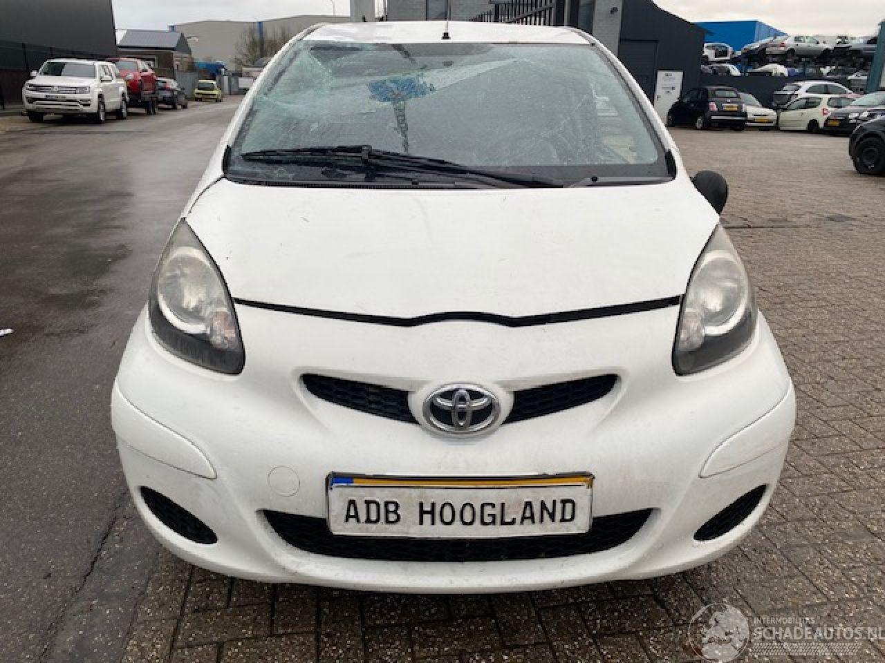 Toyota Aygo (B10) Hatchback 1.0 12V VVT-i (1KR-FE) [50kW]