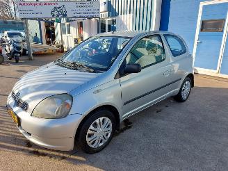 Vaurioauto  passenger cars Toyota Yaris Yaris (P1) Hatchback 1.3 16V VVT-i 2001/2